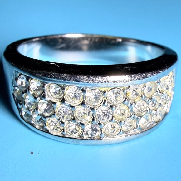 Jewelry - Silver toned Band Ring